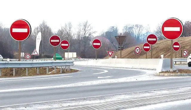 multiples panneaux sens interdit